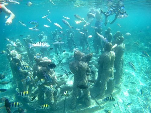 menikmati view patung bawah laut Gili Meno
