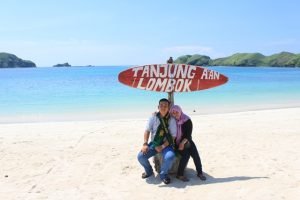 santai di Tanjung Aan Lombok