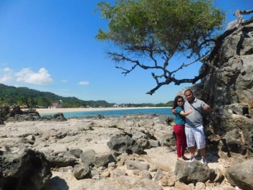 batu karang di Pantai Kuta Mandalika yang instagramable
