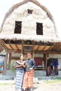 foto baju adat Sasak di Desa Sukarara